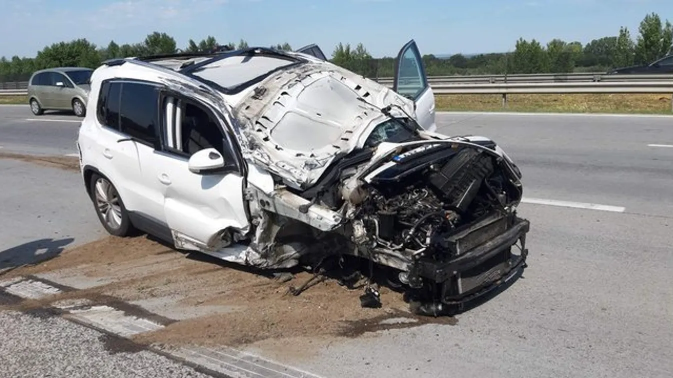 Brutális részletek az M0-áson történt balesetről: Kirepült az autó tetején a várandós kismama