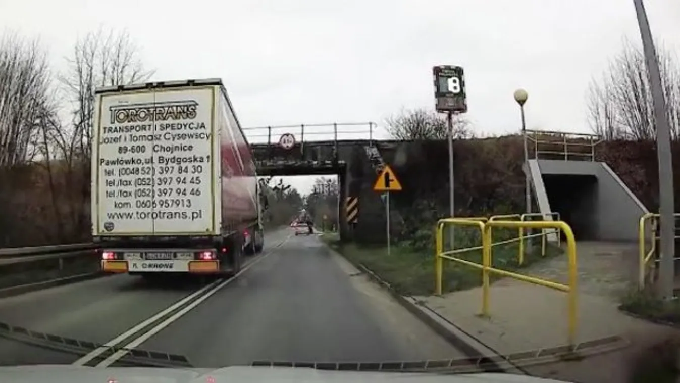
Újabb tanulságos videó arról, ahogy beszorul egy kamion egy híd alá