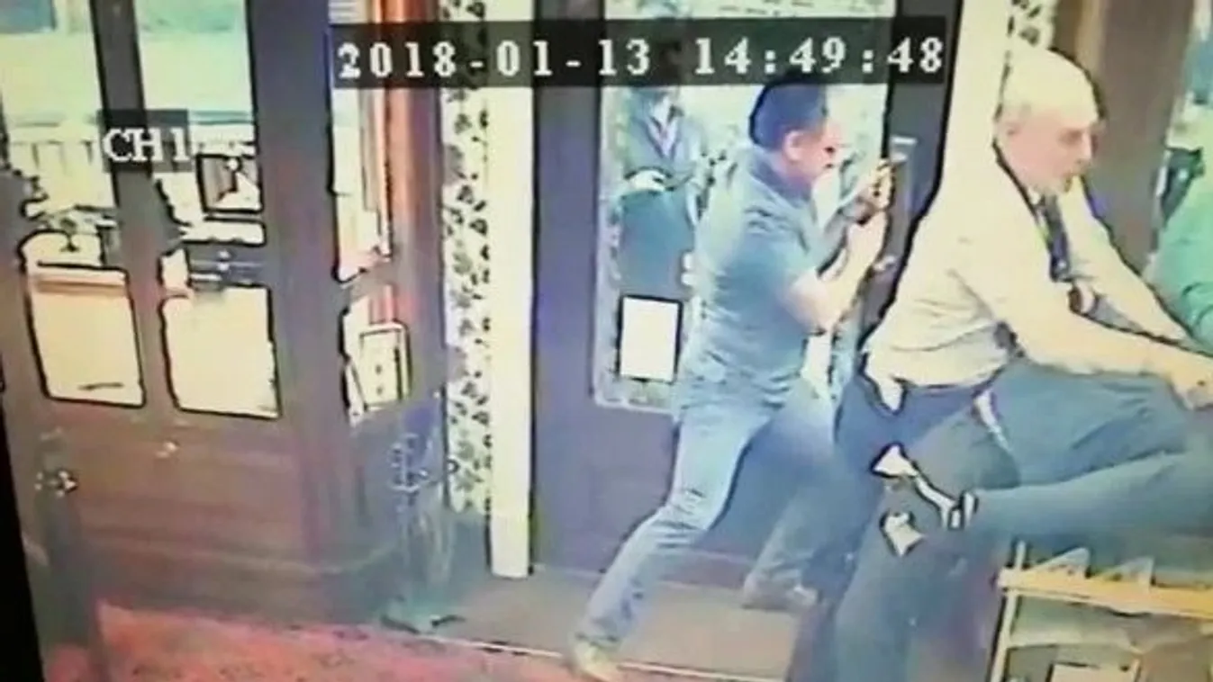 Akciófilmbe illő jelenet: puszta kézzel terítette le az ékszerrablót a vásárló - videó
