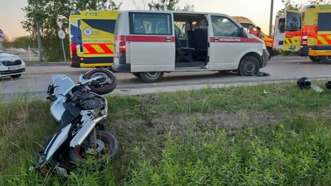 Friss! Betegszállító alá csúszott egy motoros az 5-ös úton – a mentők az életéért küzdenek