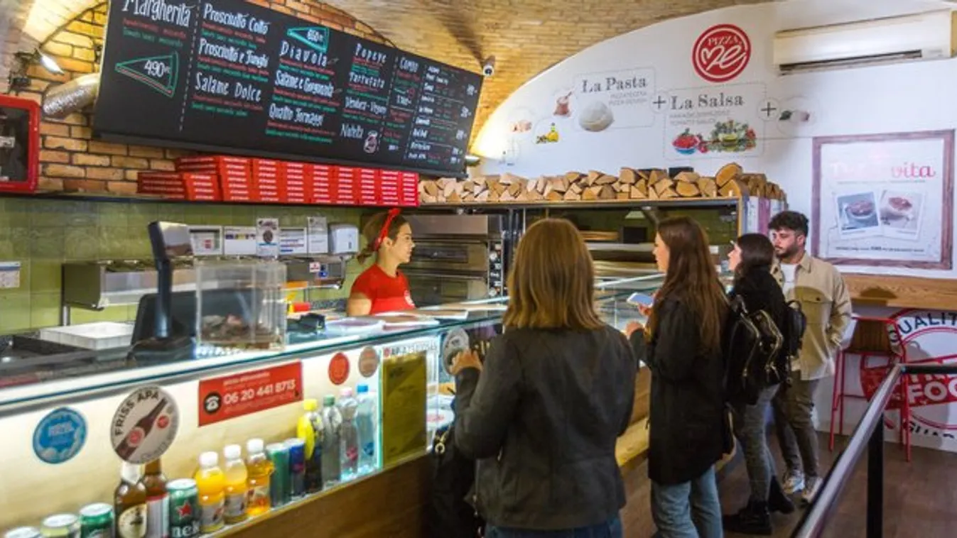 A legjobb biznisz: Pizzát adnak oltásért az egyik magyar cégnél
