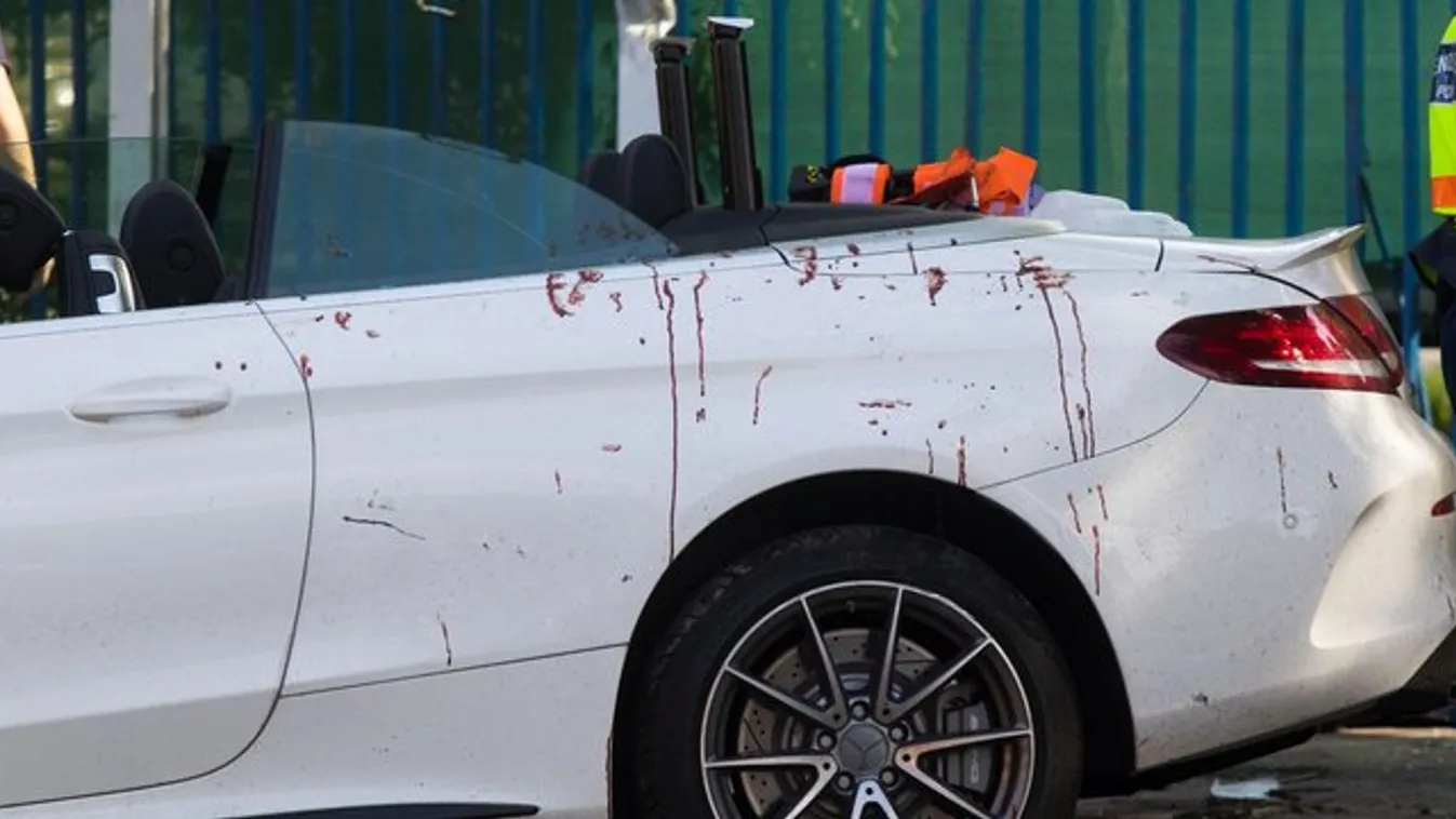Horror a buszmegállóban: a Mercedes sofőrje mást hibáztat