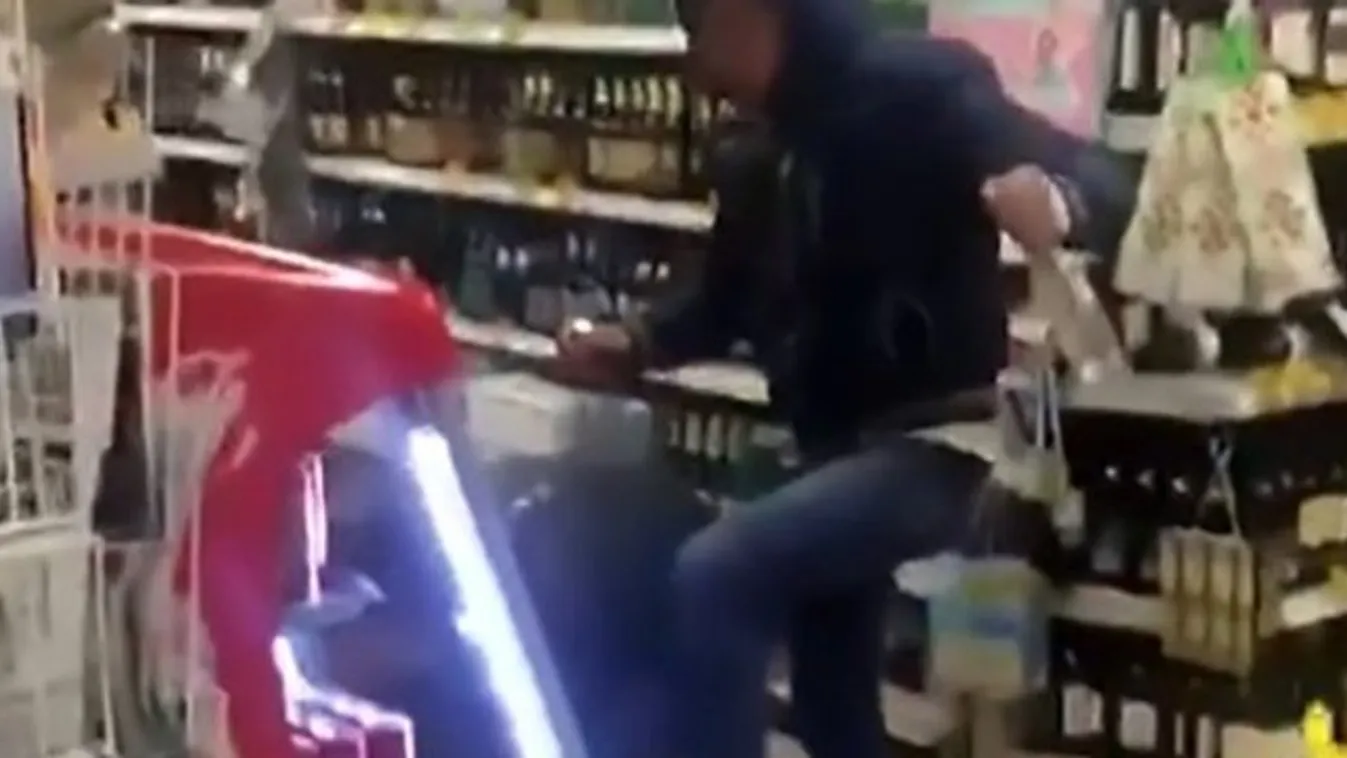 Egy üzlet italrészlegén támadtak idősekre a részegek – videó 18+