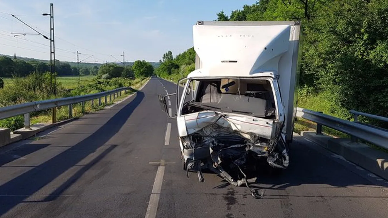 Frontális karambol Isaszegnél: beszorult egy férfi egy kisteherautóba – fotók