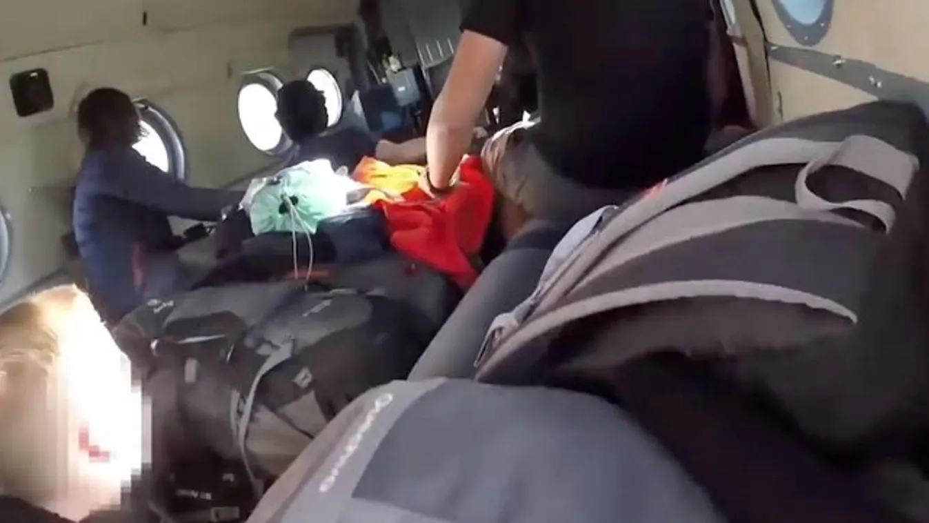 Vérfagyasztó jelenet: felvette az egyik utas, amint földbe csapódik az őket szállító helikopter - videó