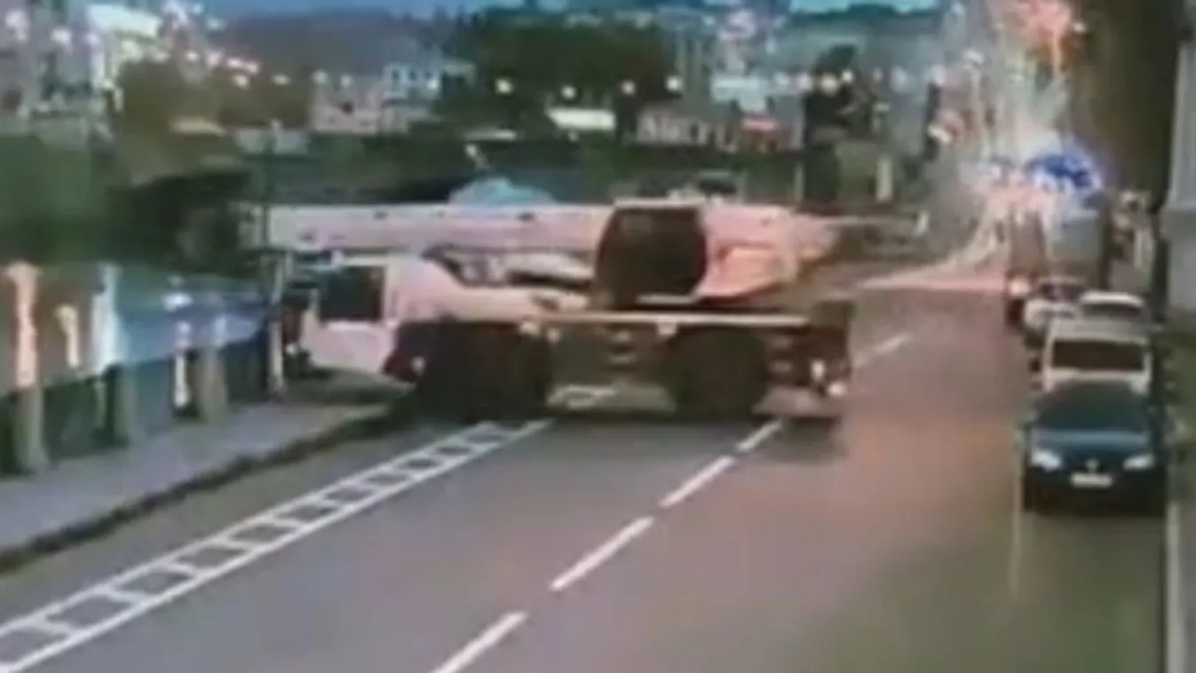 Elfelejtette behúzni a munkagép sofőrje a kéziféket, ez lett a vége – videó
