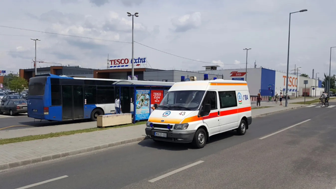 Mentőst vert a beteg a Váci úti Tesconál