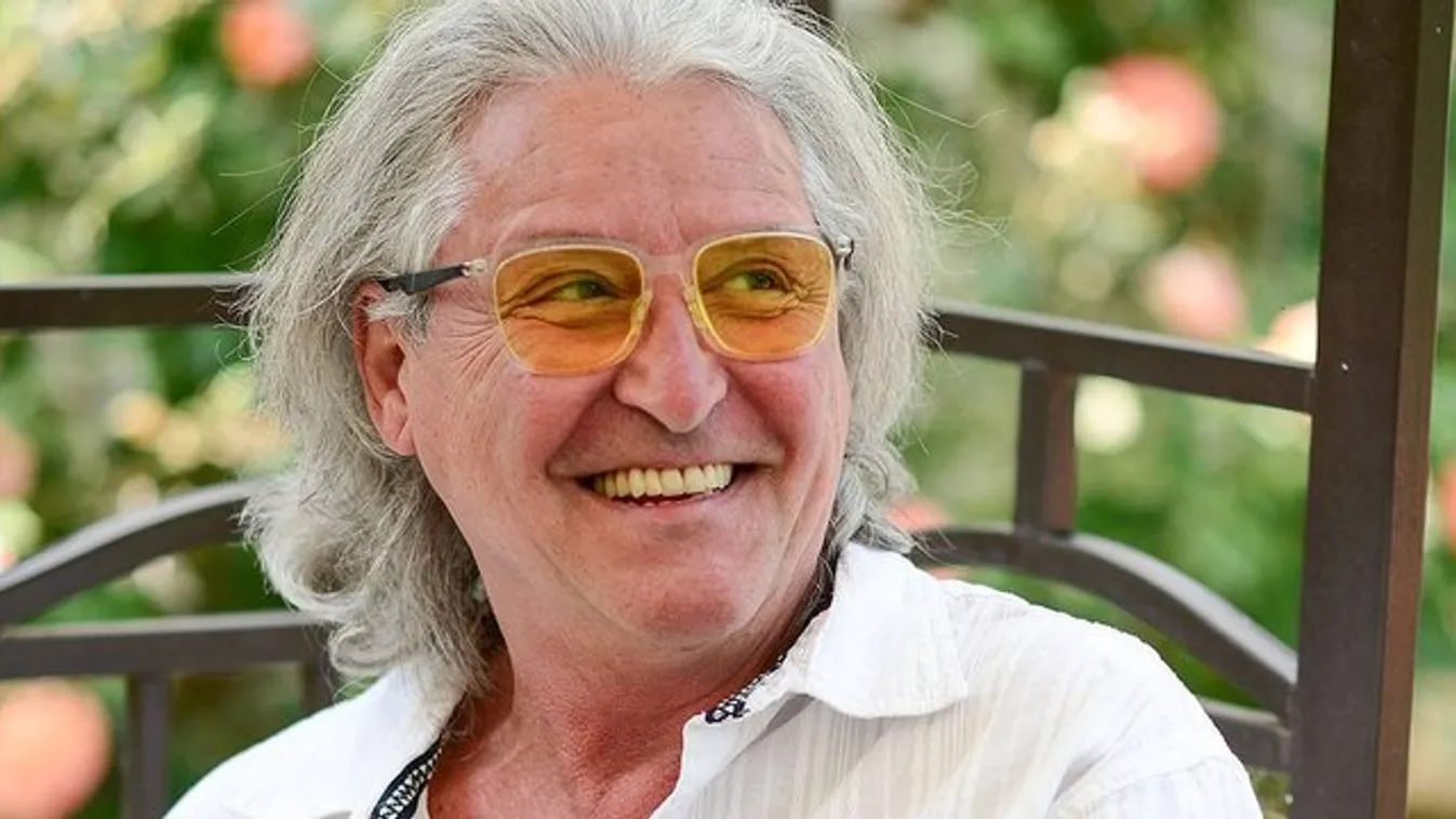 Boldog nagypapa az LGT legendás gitárosa: 70 éves lett Karácsony János James