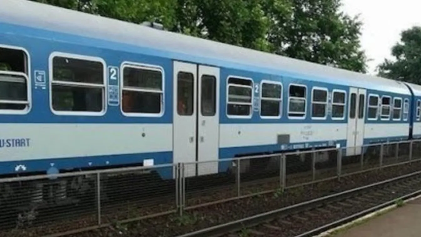 Szörnyű tragédia történt Pápánál: rolleres fiatalt gázolt halálra a vonat