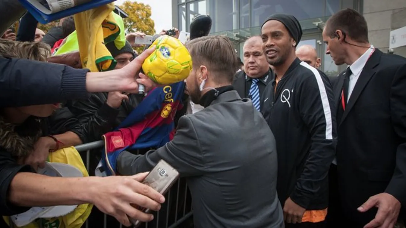 Kiakadtak a rajongók: gyors haknit csapott Ronaldinho Budapesten