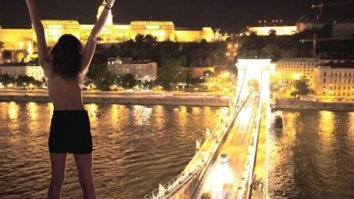 Budapesten is meztelenkedett a piramis tetején szexelő pár
