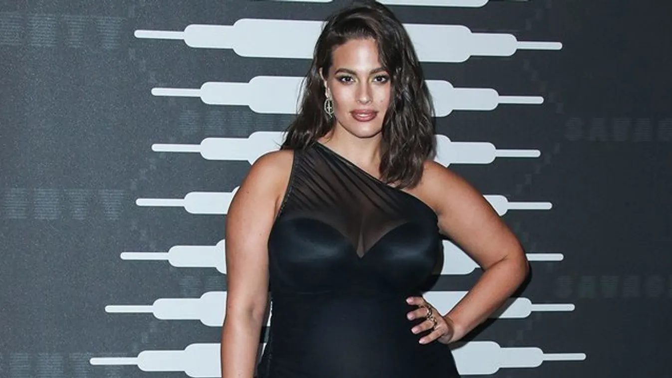 Csak a csap széle takarja a szemérmét: csupaszon mutatta meg szülés utáni alakját Ashley Graham - 18+ Fotó