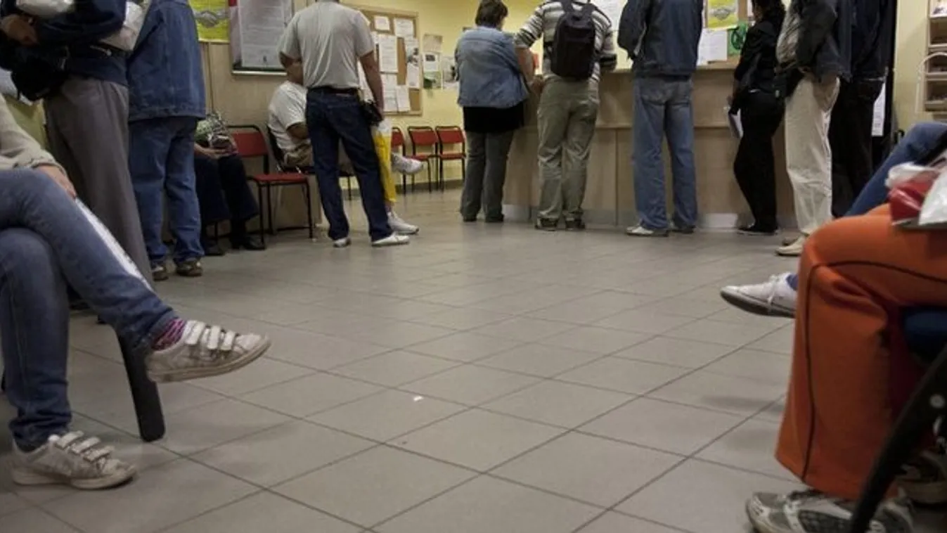 Több ezer dolgozót küldtek el júniusban