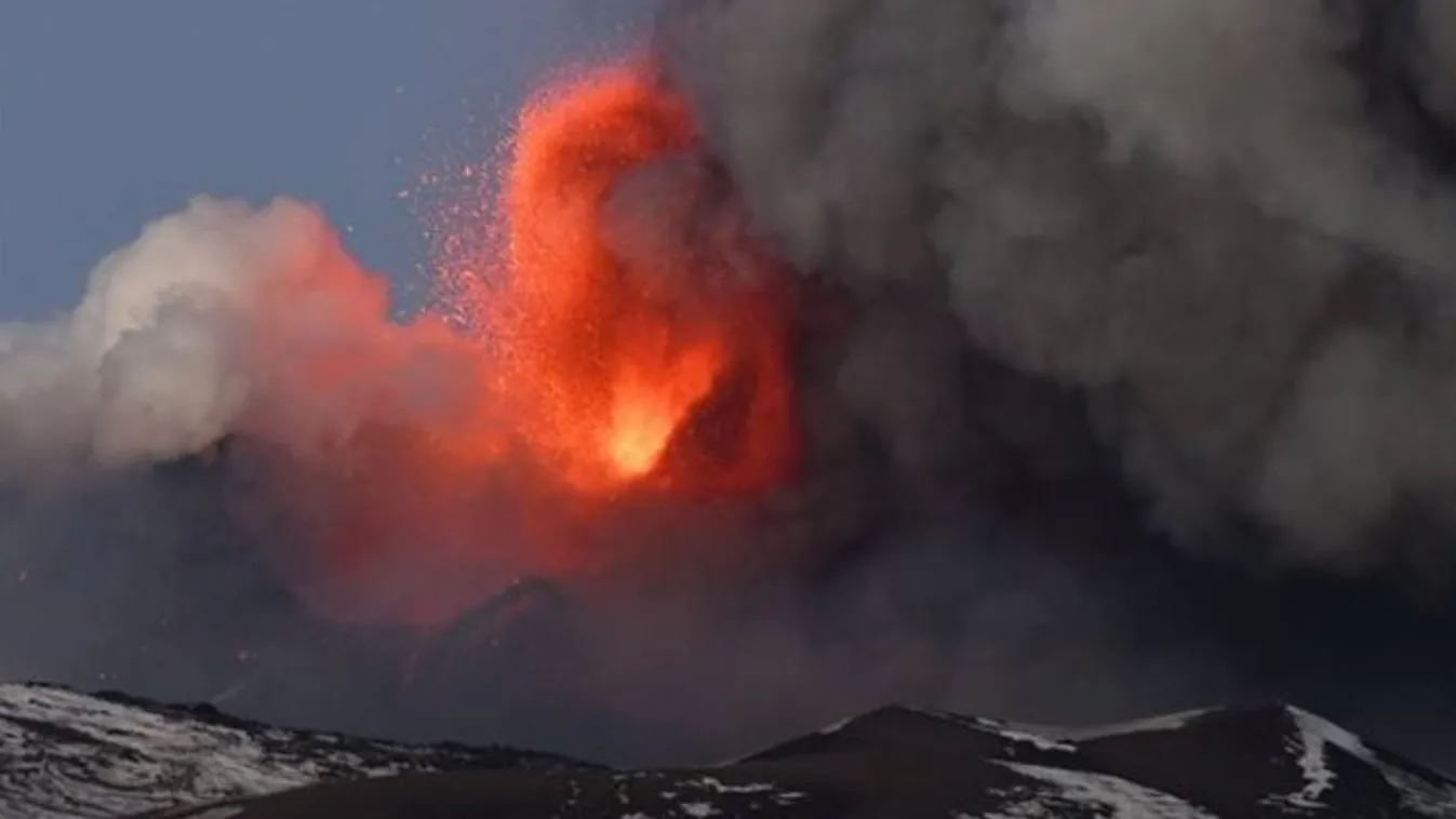 Nagy robajjal és régóta nem látott lávafolyammal tört ki az Etna, lezárták a szicíliai Catania repülőterét