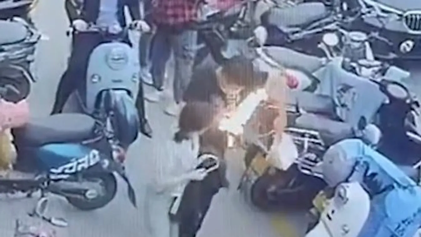 Békésen sétált az utcán a fiatal, amikor egyszer csak felrobbant a zsebénen lévő mobilja – videó