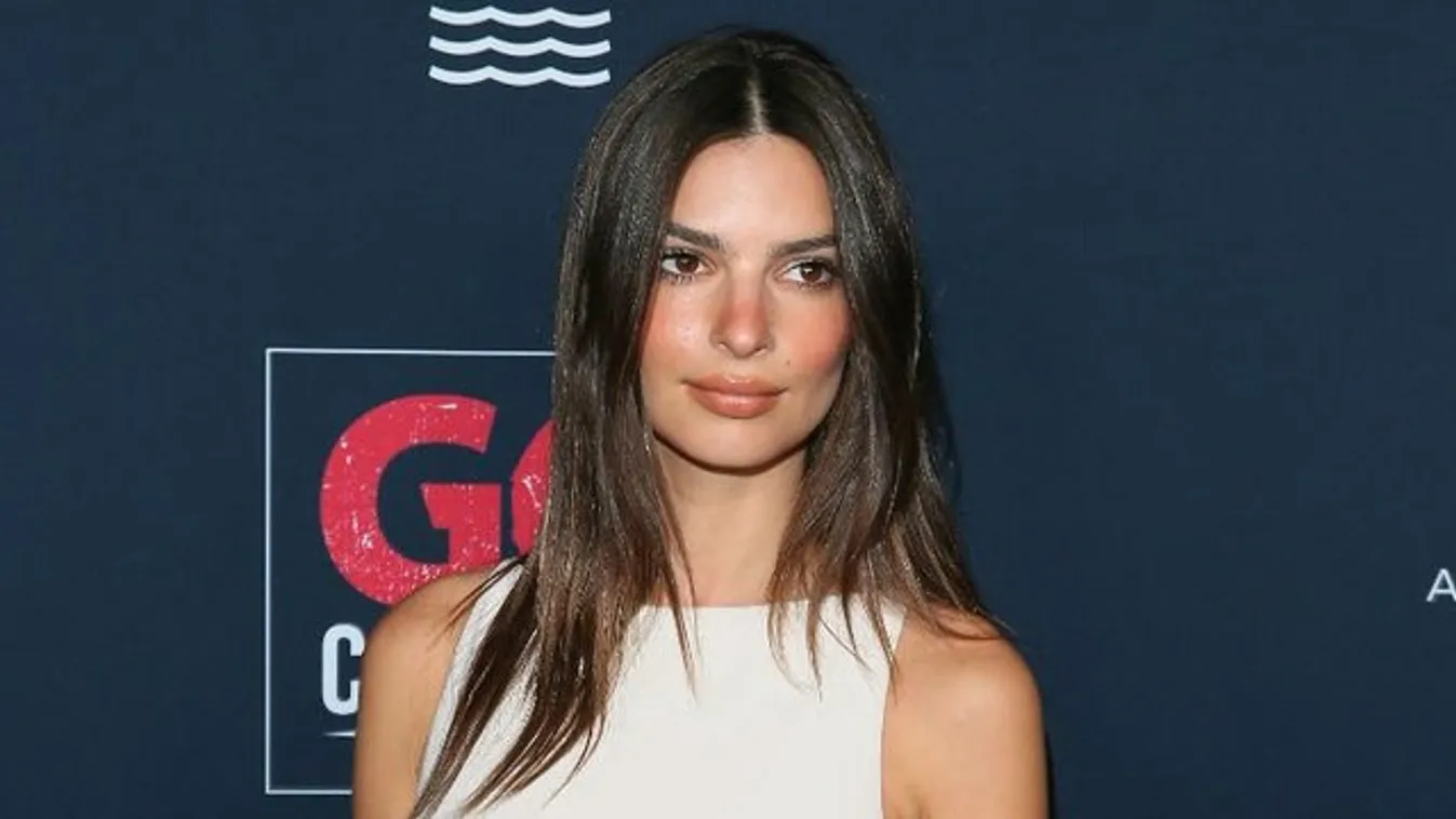 Trágár felirattal a testén jelent meg Emily Ratajkowski egy bemutatón - nem véletlenül