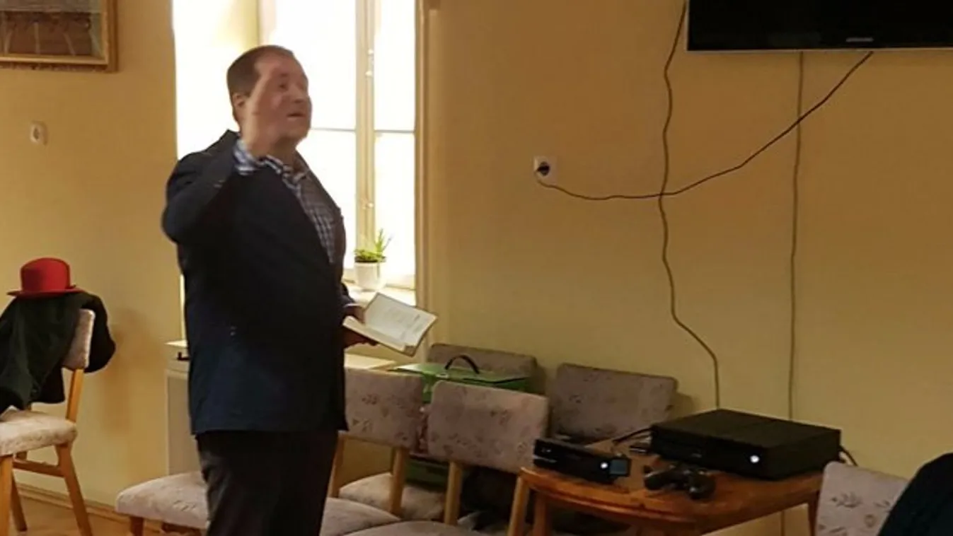 Még ilyet: nyugdíjasok Xboxát áldotta meg az esperes