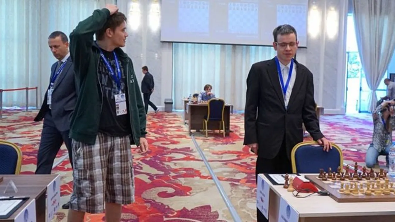 Kempingnadrágban akart sakkozni, mire lecigányozták