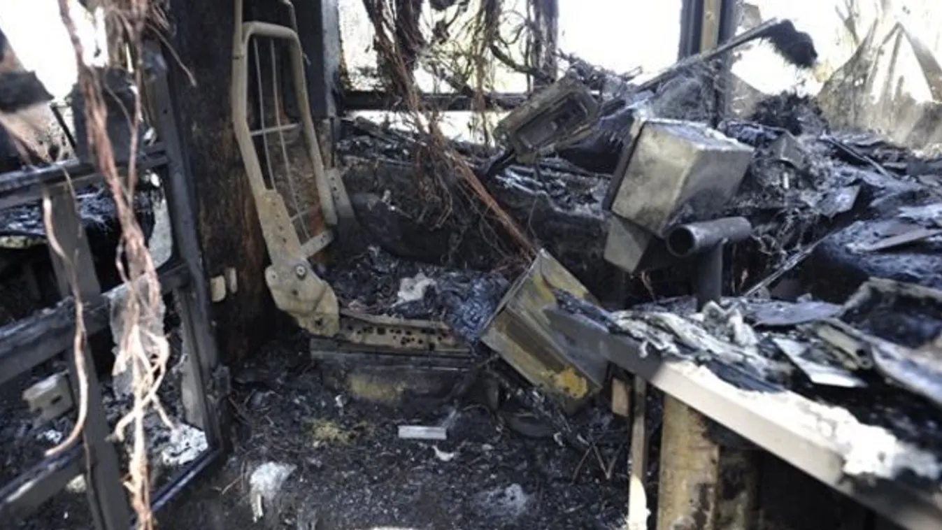 Kigyulladt a 26-os busz a Margitszigeten – fotók