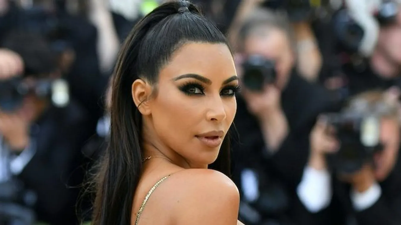 Tízmilliós táskával pózol Kim Kardashian óvodás kislánya - fotó