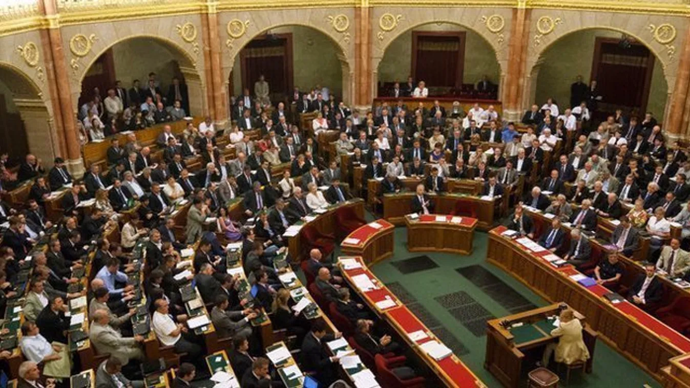 A Fidesz trükközve fogadta el a plakáttörvényt