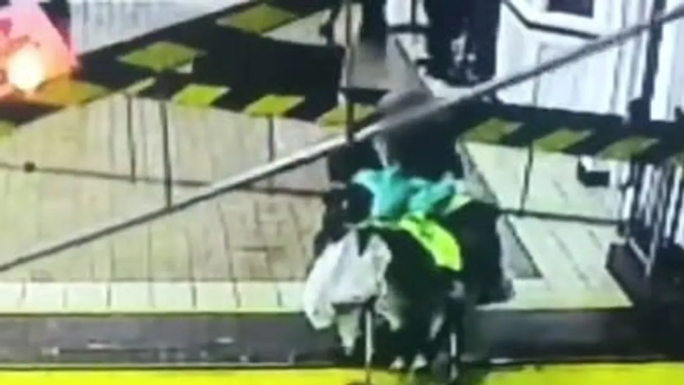 Nem vette észre az anya, hogy zárulnak a sorompók, a síneken ragadt a babakocsival – videó