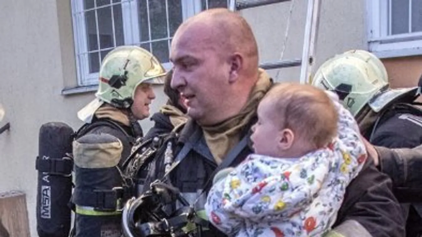 Hősként ünneplik a babamentő tűzoltót