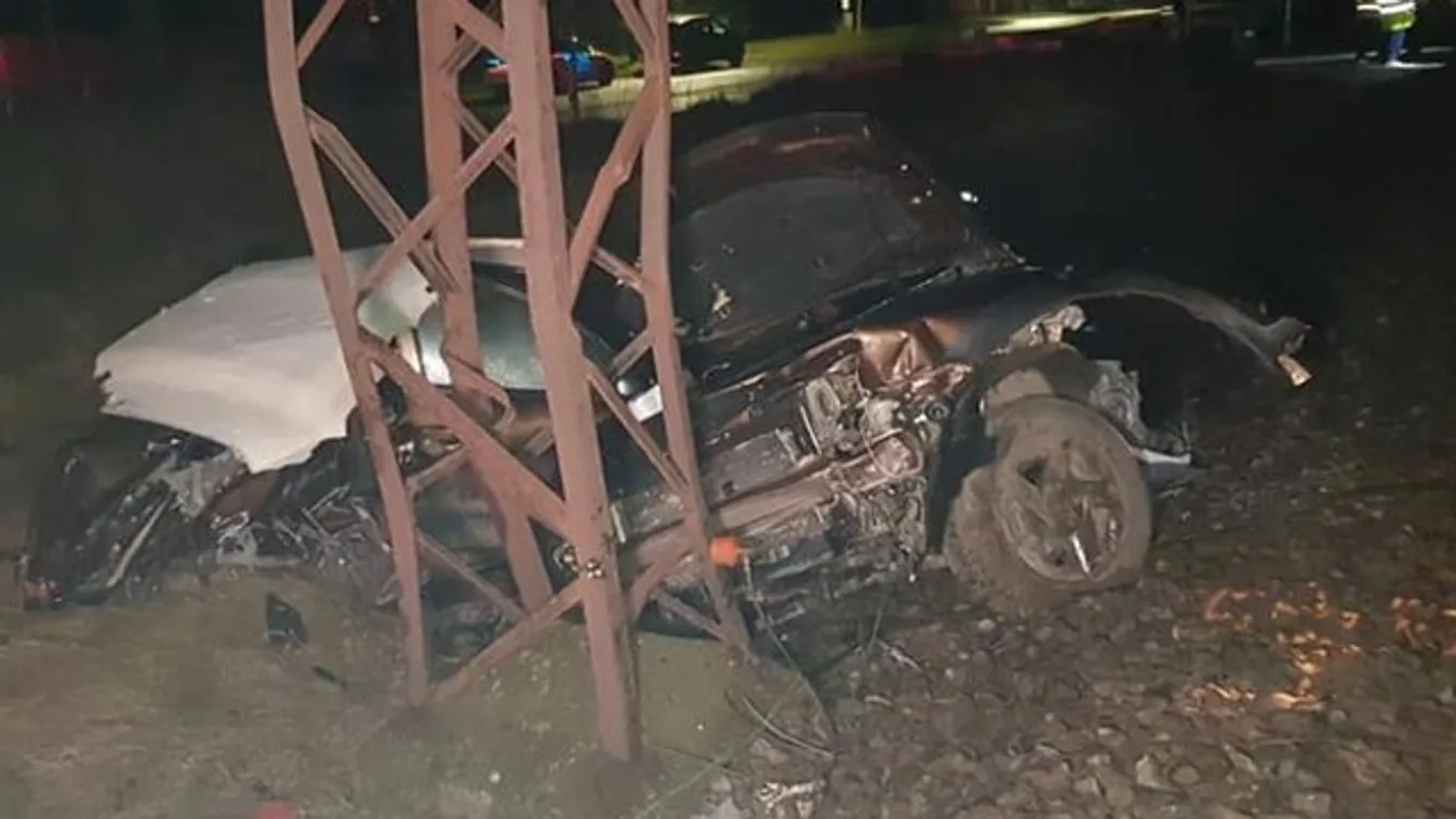 Lecsúszott a sínek közé egy kocsi Hatvanban – elsodorta egy vonat – fotó