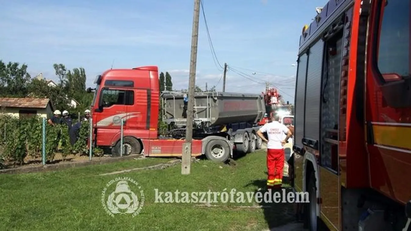 Éppen kapált, amikor egy kamion gázolt a kertjébe