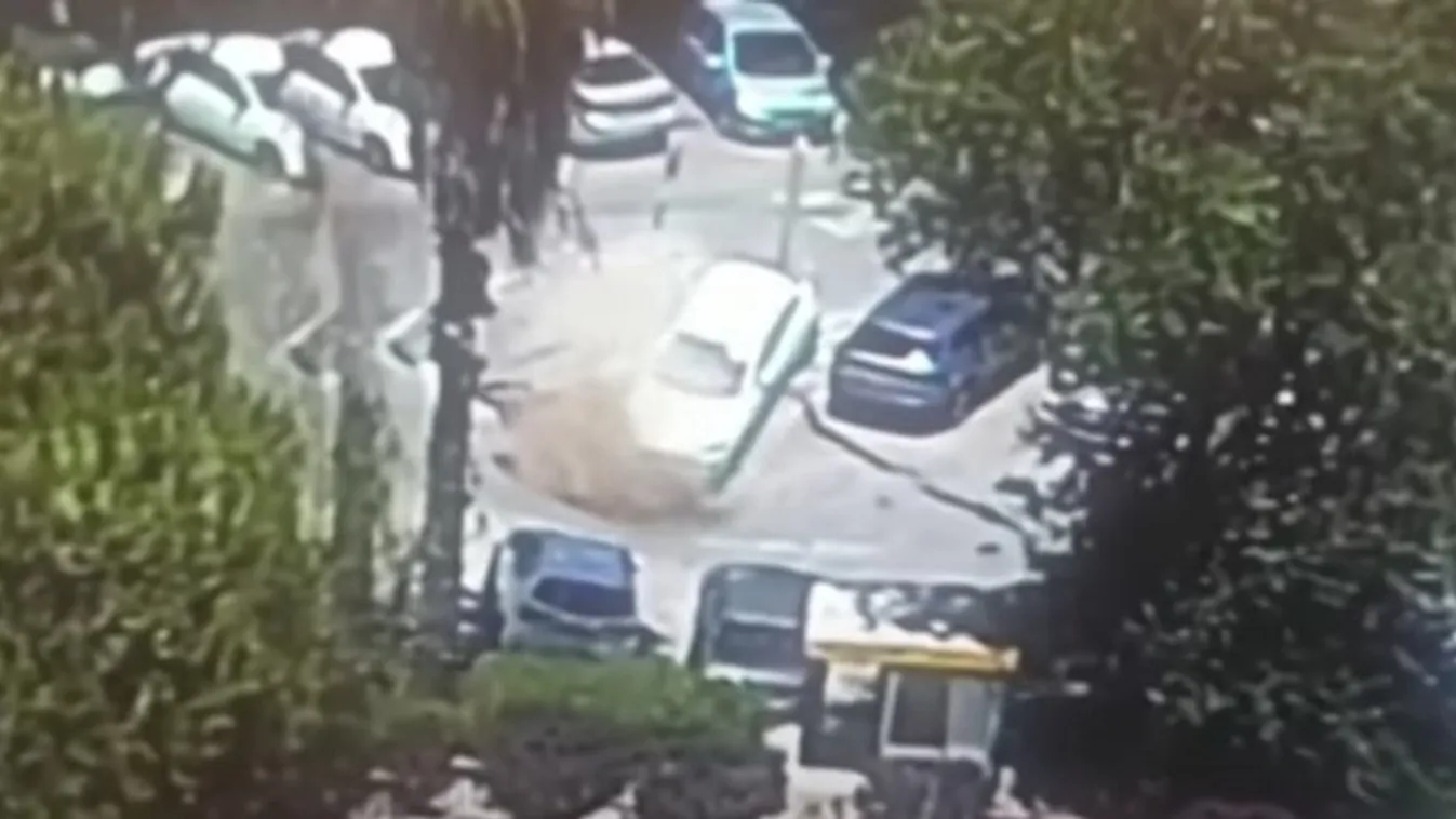 Brutális látvány – egyetlen pillanat alatt nyelte el a föld a parkoló kocsit