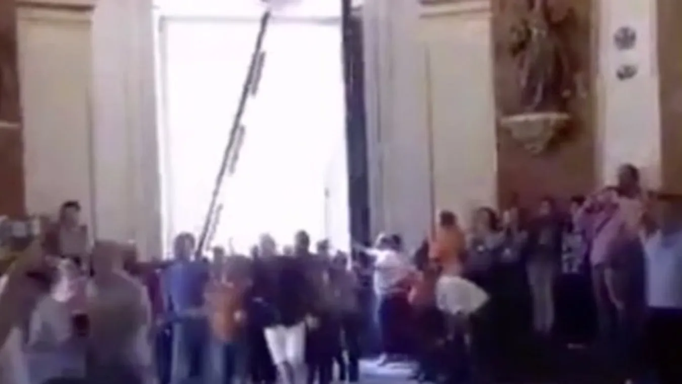Egytonnás ajtó verte fejbe a nőt