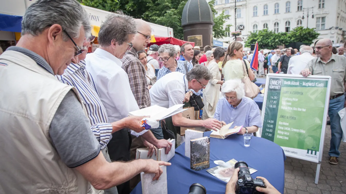 Sorszámot kellett húzni Esterházy Péterhez