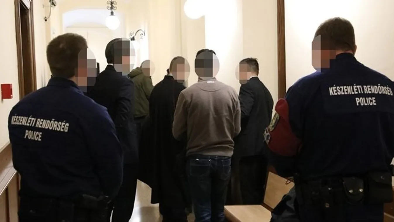 Tele a bíróság folyosója bilincsbe vert rendőrrel Győrben