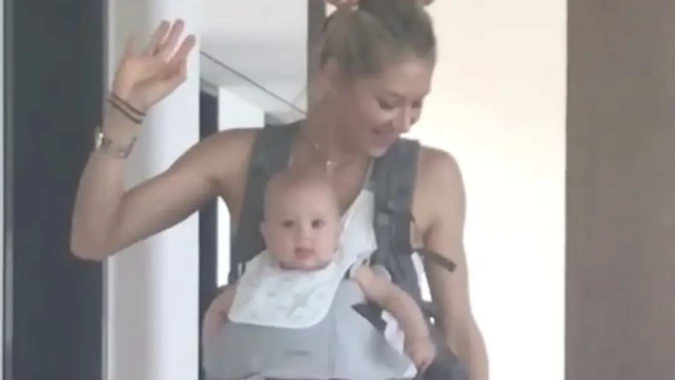 Apukájuk dalára rázza Anna Kurnyikova az ikrekkel