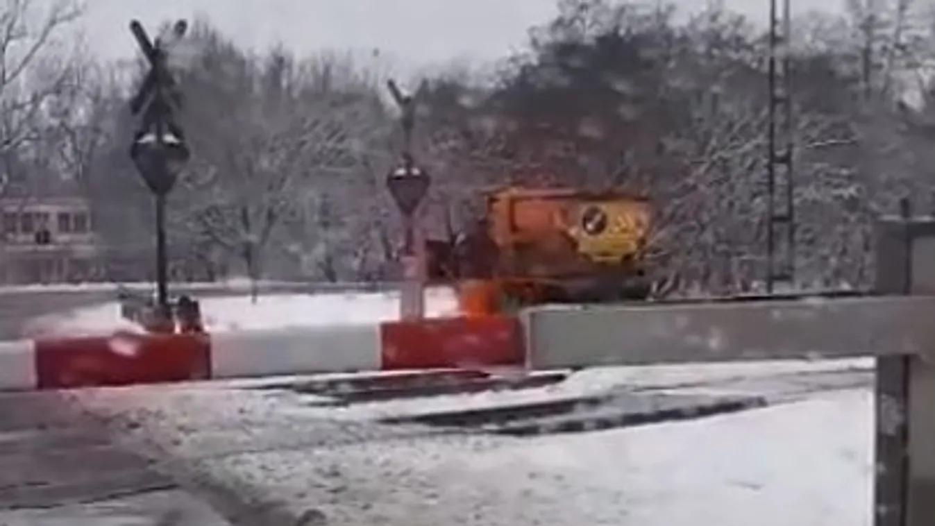 Döbbenetes képsorok! Egy komáromi vonat elsodort egy hókotrót – videó