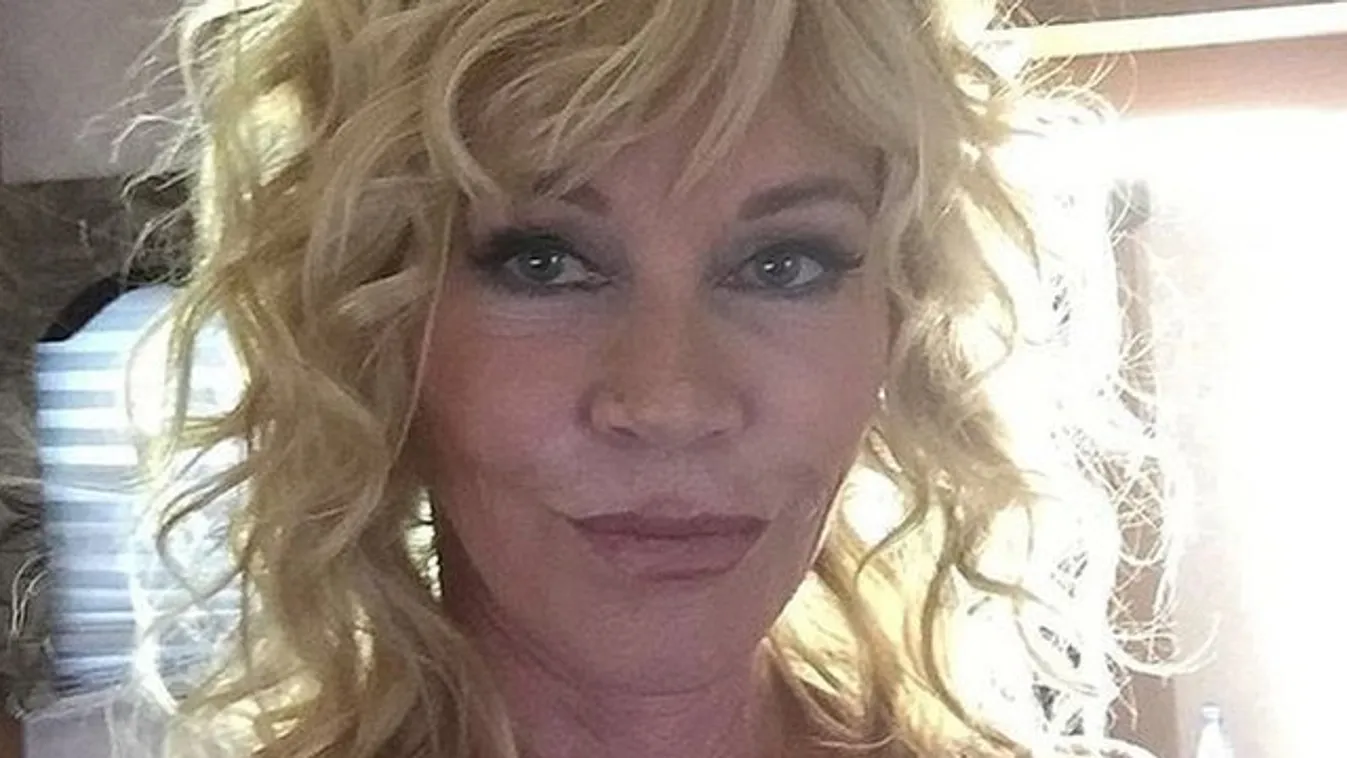 Melltartóban csábít Melanie Griffith