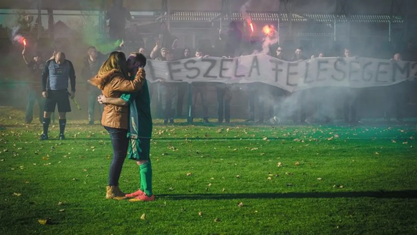 Molinó és görögtűz: romantikus lánykérés a focipályán