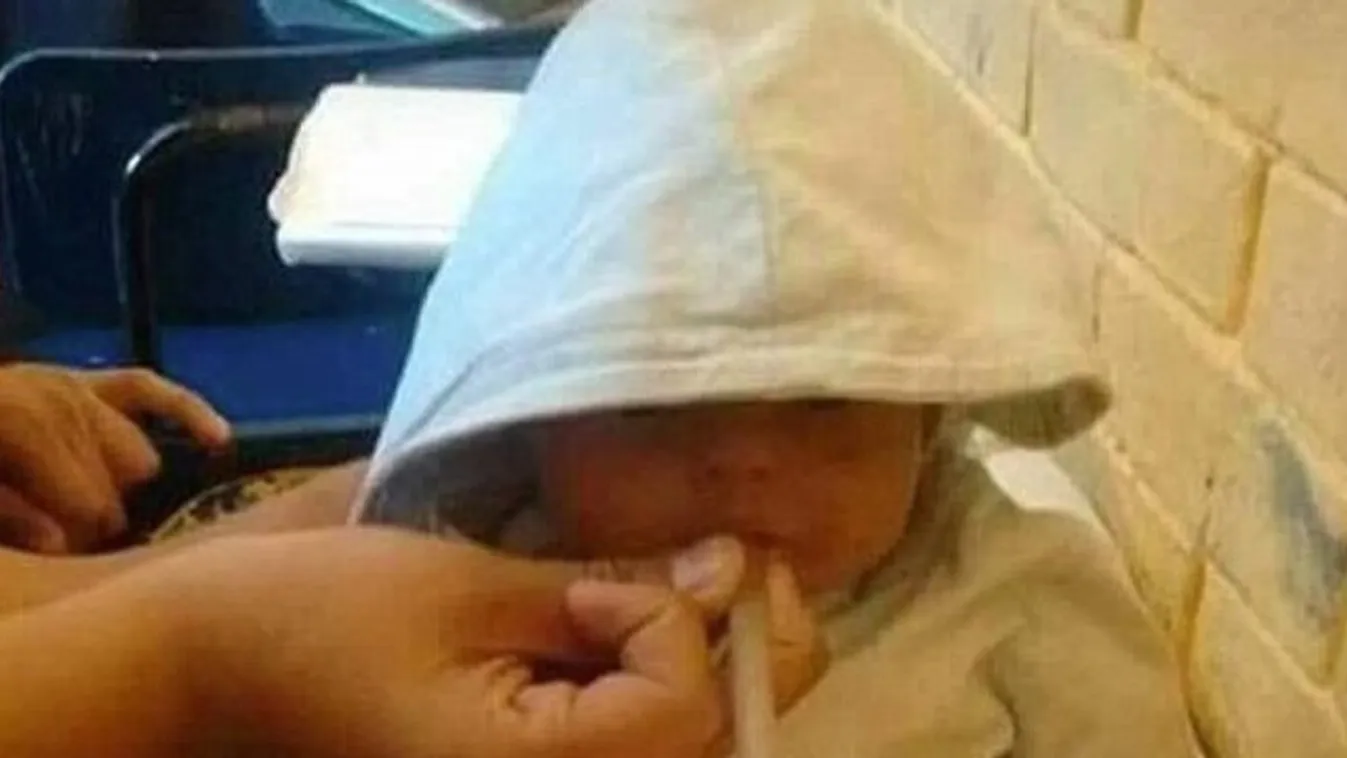 Nem tudni, hogy élő csecsemőt pipáztatnak e ezen a fotón