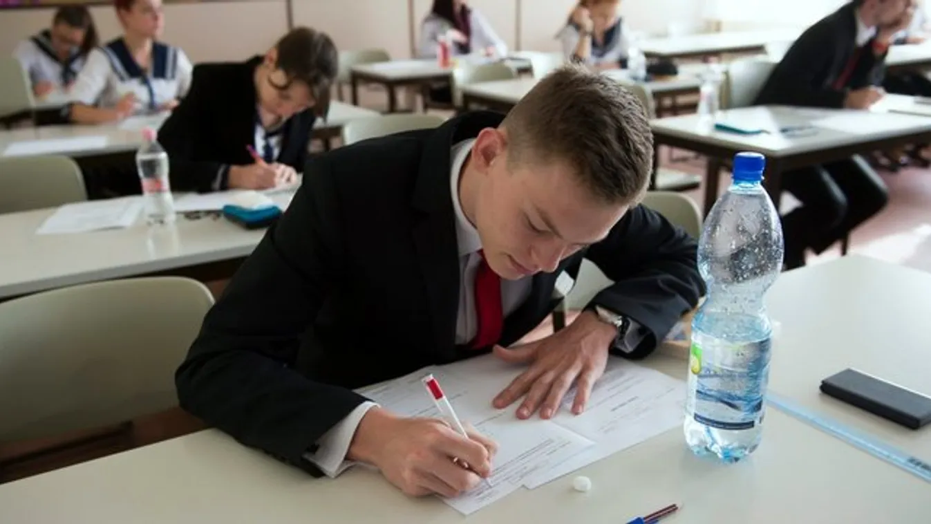 Üdítős flakonnal és okosórával puskáznak az érettségizők