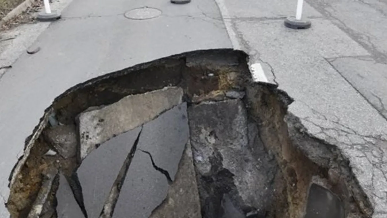 Beszakadt az aszfalt, ekkora lyuk tátong a XI. kerületben – fotó