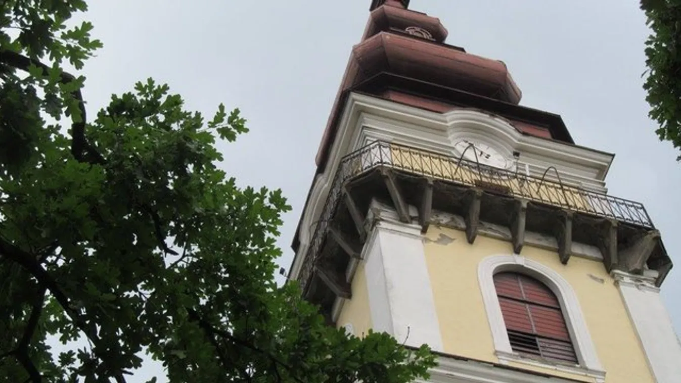 Tragédia a magyarbánhegyesi templomnál: a toronyóra igazításakor zuhanhatott mélybe az atya