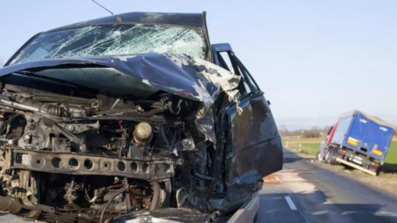 Frontális ütközés követelt életet a 87-es főúton - fotó
