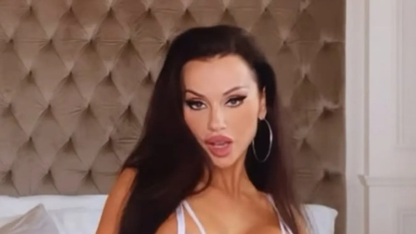 Ezt még melltartónak hívják? Apró csipke fedi csak az ágyban pózoló szépség bimbóját - 18+ fotó