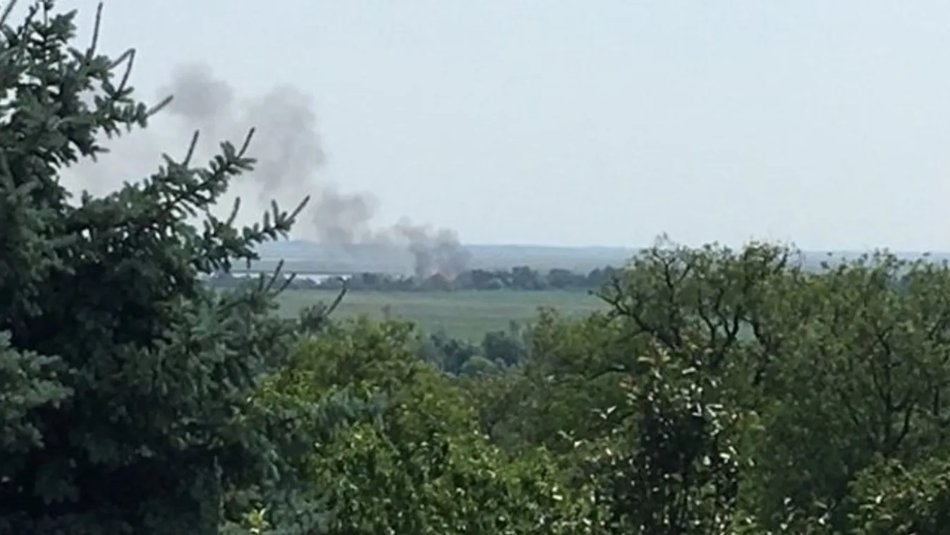 Három nádtetejű csónakház ég a Fertő tavon, embert mentettek a vízből