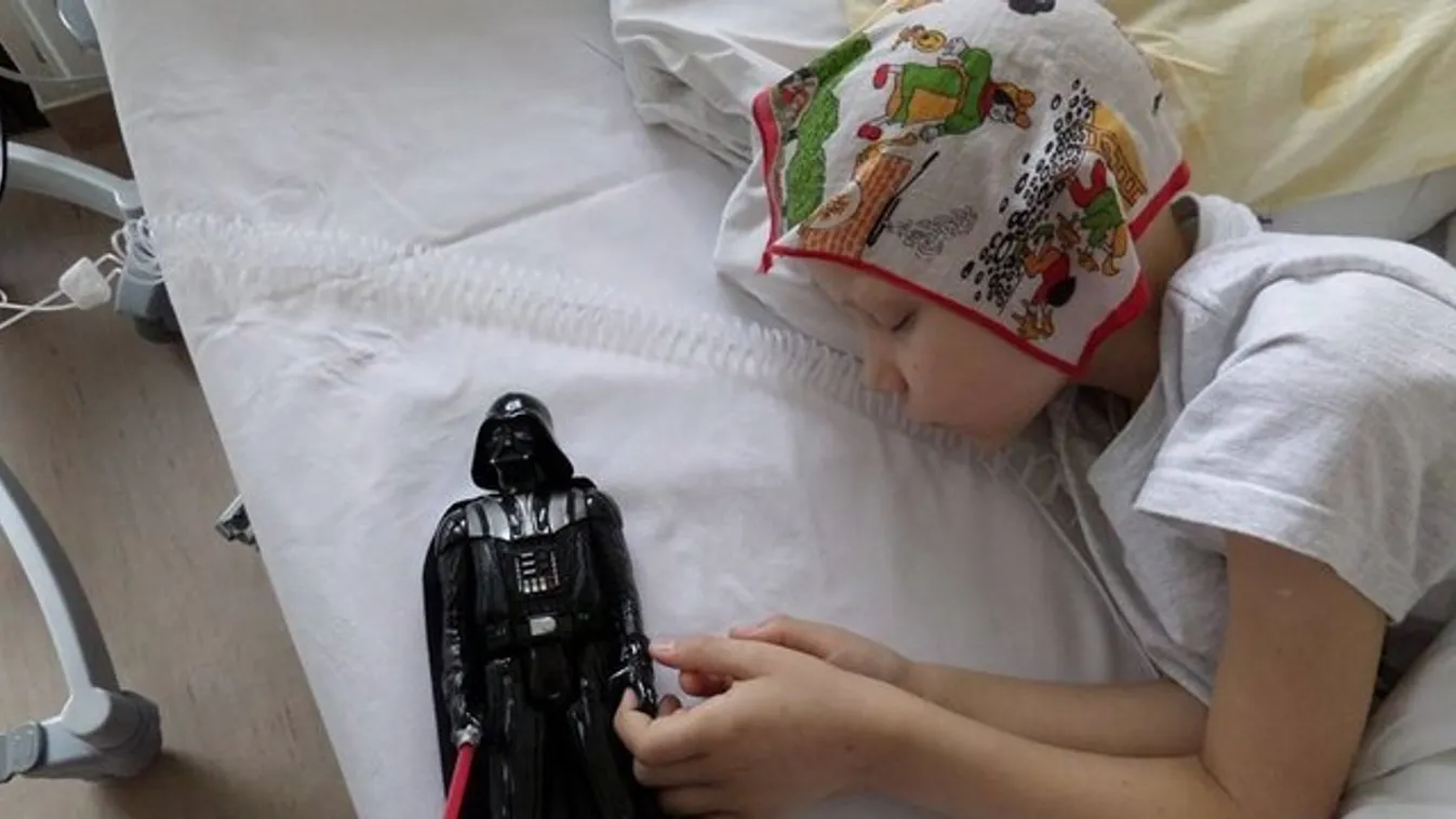 Sisakkal segítenek a Star Wars-rajongó Gáborkán