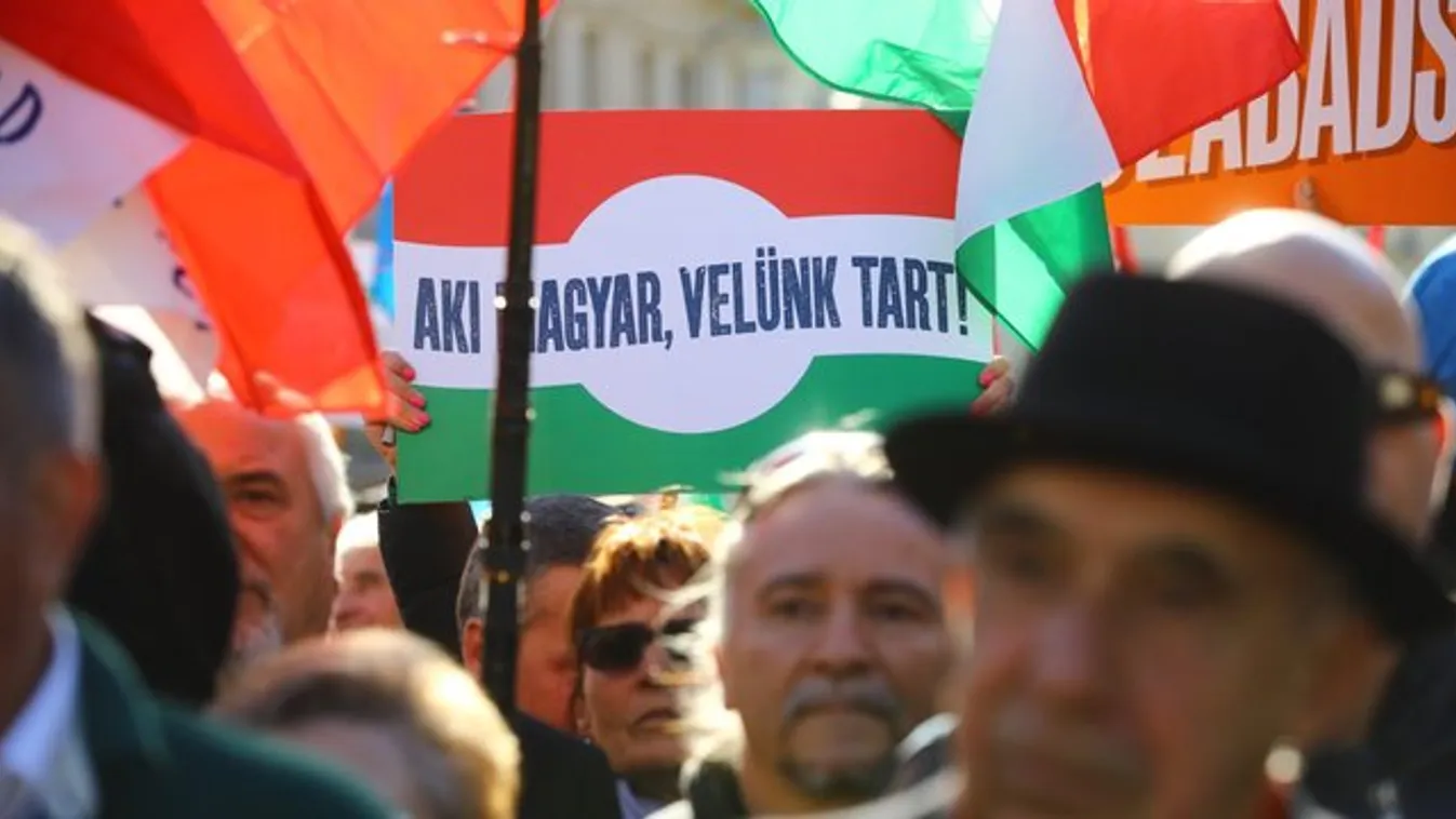 Sosem látott tömeg vonul: Most érkezett meg a Békemenet eleje – videó