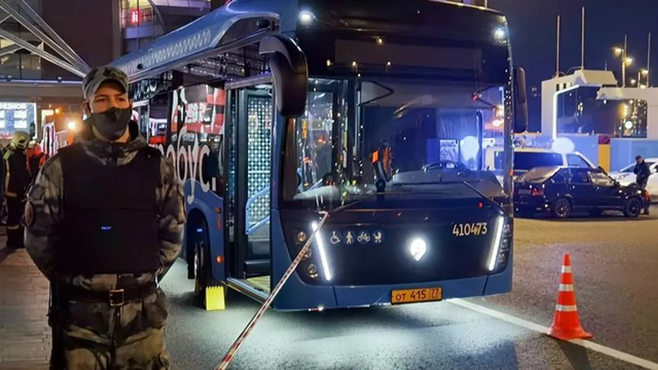 Sokkoló felvételek: Videón, ahogy busz alá löknek egy nőt