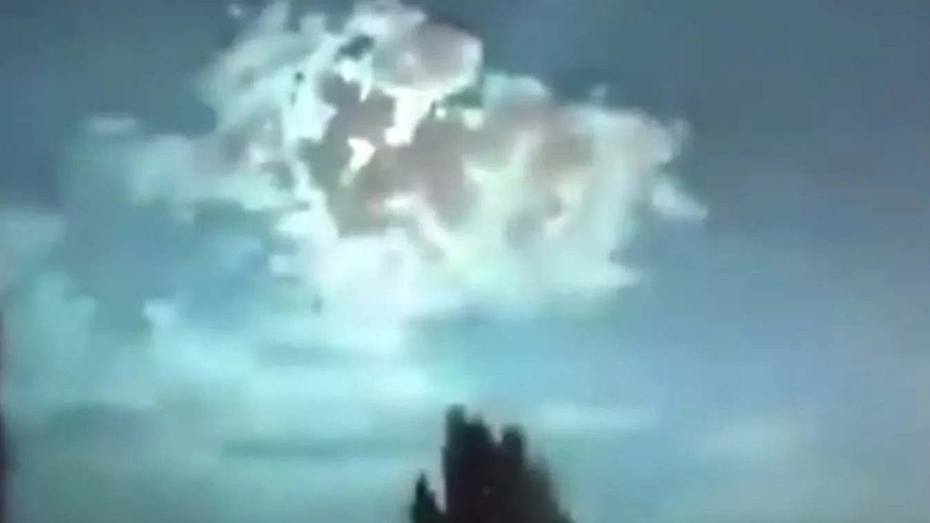 UFO-invázió? Megkezdődött a világvége? Rejtélyes, zöld meteor csapódott a Földbe – videó