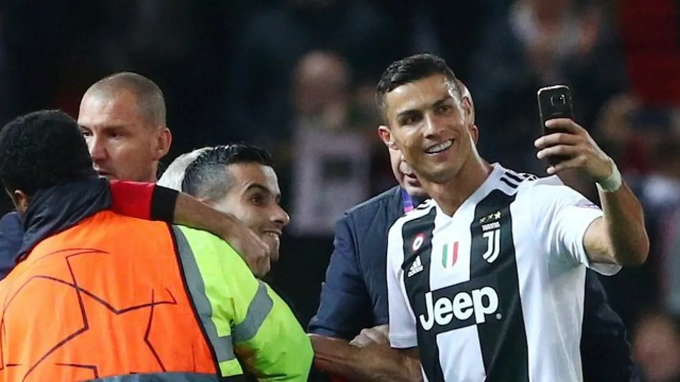 Ronaldo megint a pályán szelfizett