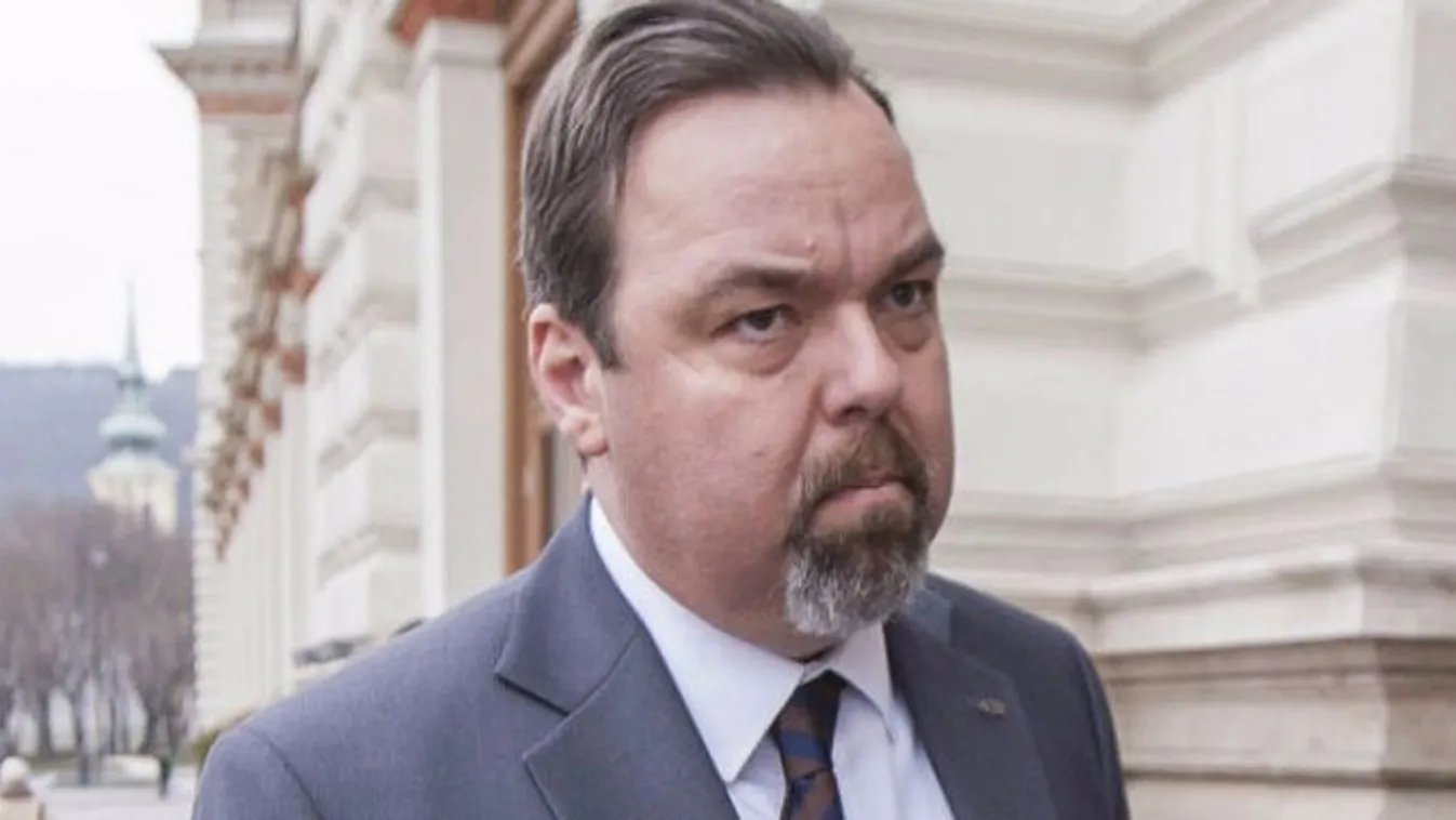 Ez elment: L. Simon nem kap végkielégítést